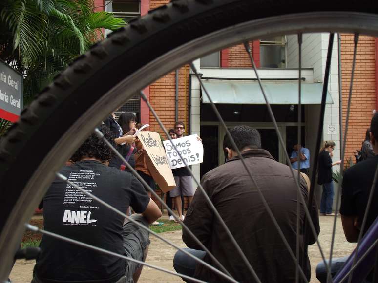 Estudantes da Unicamp fizeram um protesto nesta terça-feira em que cobraram uma posição da reitoria da universidade a respeito da morte de Denis