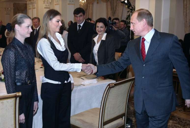 Putin cumprimenta Alina Kabayeva em foto de 2004