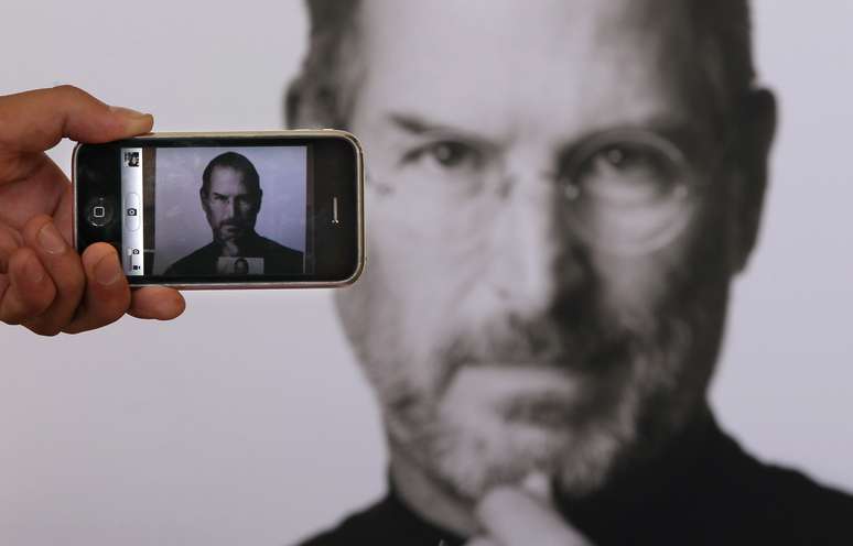 <p>Steve Jobs, "guru", de muitos amantes da tecnologia, lançou o iPhone em 2007</p>