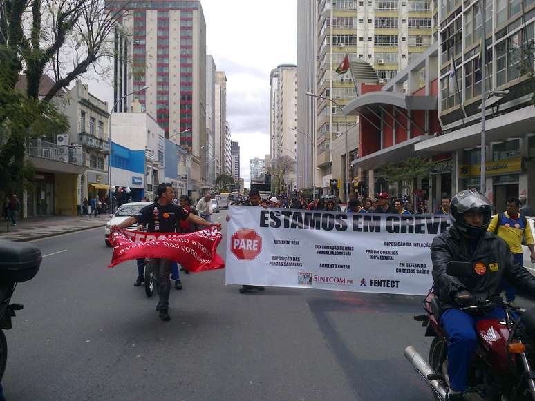 De acordo com o sindicato, cerca de 300 pessoas participaram de passeata pelas ruas de Curitiba