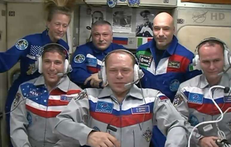 Astronautas de Soyuz posam para foto com trio já presente na Estação Espacial 