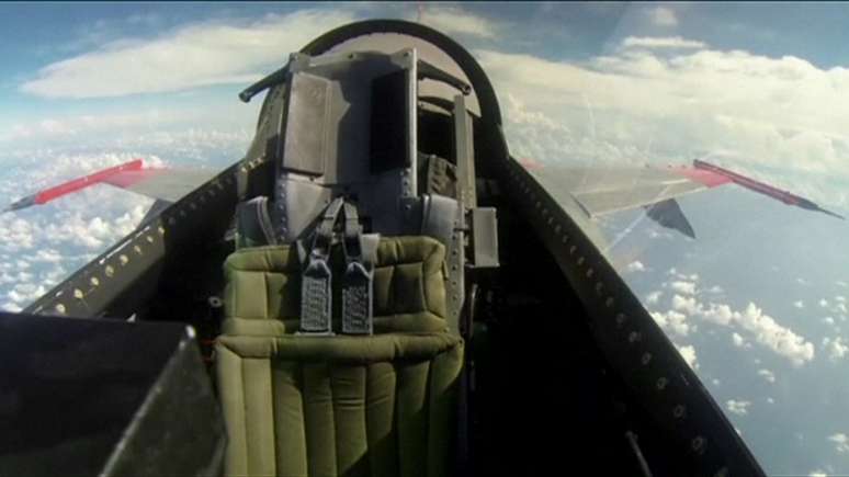 <p>Imagem mostra o assento do piloto vazio durante o voo de estreia do "caça-drone" na semana passada</p>