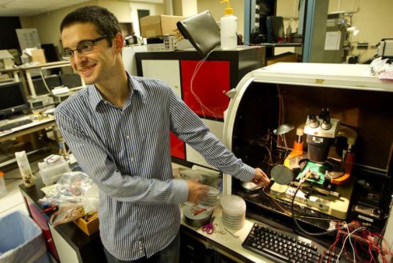 Max Shulaker, estudante de doutorado em engenharia elétrica na Universidade de Stanford, mostra um wafer cheio de computadores de nanotubos de carbono