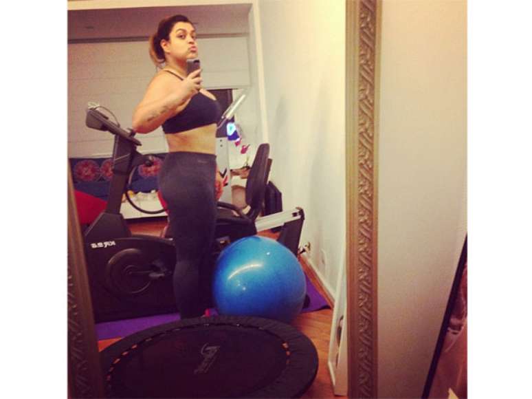 <p>Nesta quinta-feira (26), Preta Gil apostou em uma dupla b&aacute;sica para malhar: legging preta e top da mesma cor, deixando a barriga &agrave; mostra. A cantora fez biquinho ao mostrar o look no espelho. "xooo pregui&ccedil;a vamos l&aacute; que dia 23 tem grava&ccedil;&atilde;o do #dvdblocodapreta", escreveu ela, que &eacute; uma das participantes do quadro <em>Medida Certa</em>, do <em>Fant&aacute;stico</em></p>