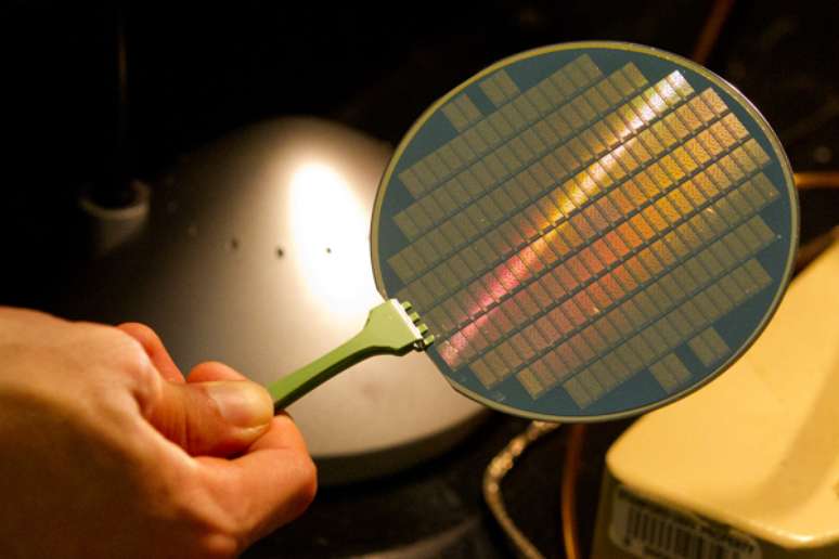 Wafer contém minúsculos computadores usando nanotubos de carbono, um material que poderia levar a processadores menores e muito mais eficientes no consumo de energia