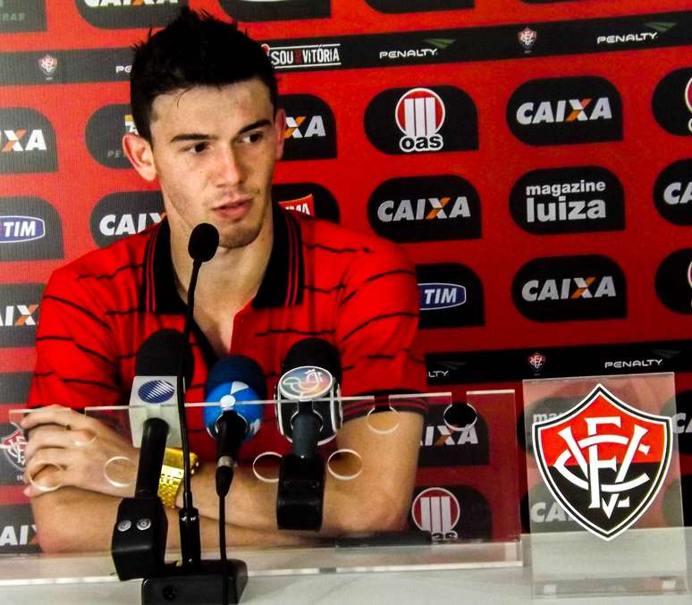 Zagueiro contratado junto ao Palmeiras foi apresentado nesta semana e começa jogando contra o Atlético-PR