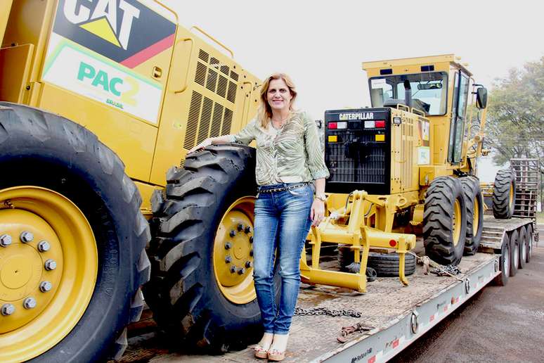 Entusiasta da candidatura da ministra Gleisi, a prefeita de Campo Mourão, Regina Dubay, posa ao lado de máquinas que não serão destinadas a seu município