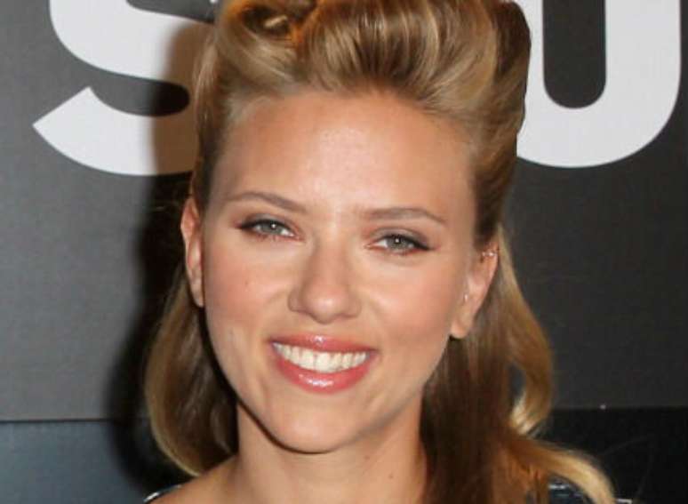Scarlett Johansson faz maquiagem leve com inspiração pin-up, ótima para o dia a dia 