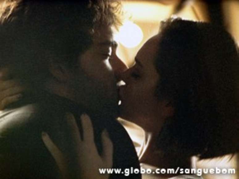 <p>Giane e Fabinho se beijam loucamente</p>