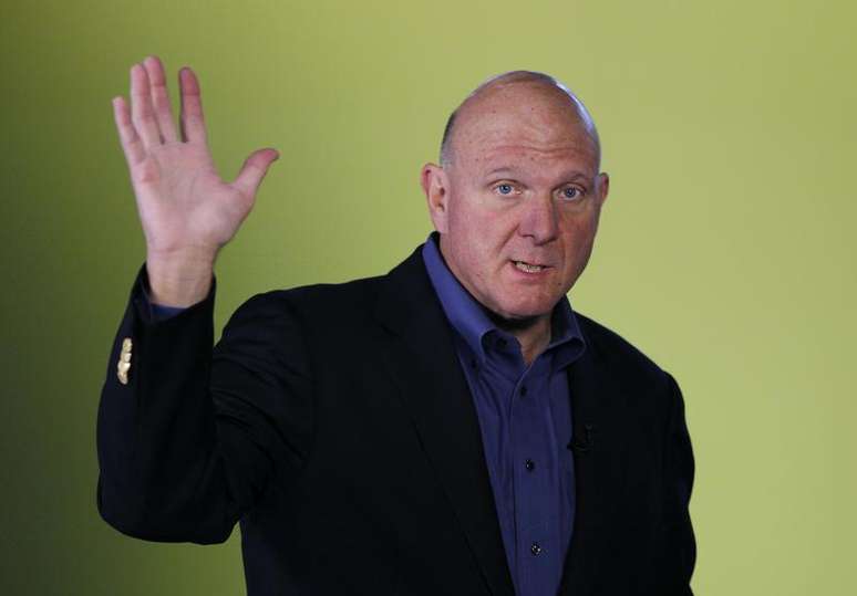 <p>Ballmer vai deixar o comando da Microsoft at&eacute; agosto de 2014</p>