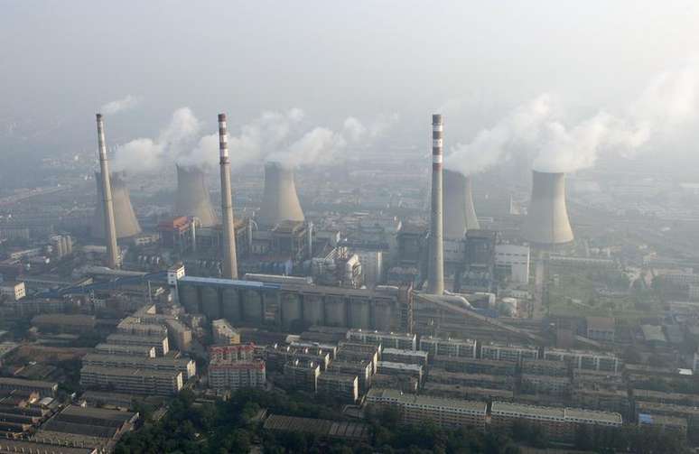 <p>Vista aérea de uma usina termelétrica a carvão, nos arredores de Zhengzhou, na província de Henan, China</p>