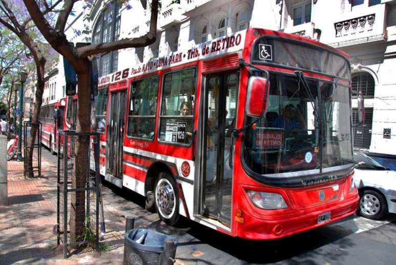 Nos colectivos em Buenos Aires, o preço varia conforme a distância. O valor mínimo, que dá direito a três quilômetros, é de 1,10 peso argentino (R$ 0,42). Para comprar os bilhetes, diga ao motorista o destino e insira as moedas na máquina