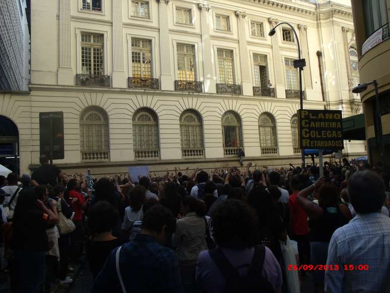 Professores da rede municipal se reuniram nos arredores da Câmara do Rio de Janeiro