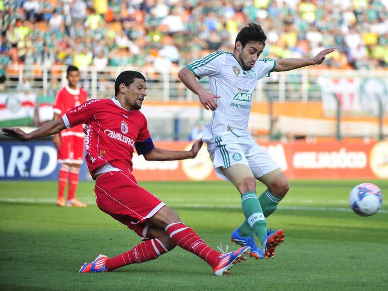 <p>Valdivia n&atilde;o treinou em campo nesta segunda, mas deve ser titular diante do Oeste</p>