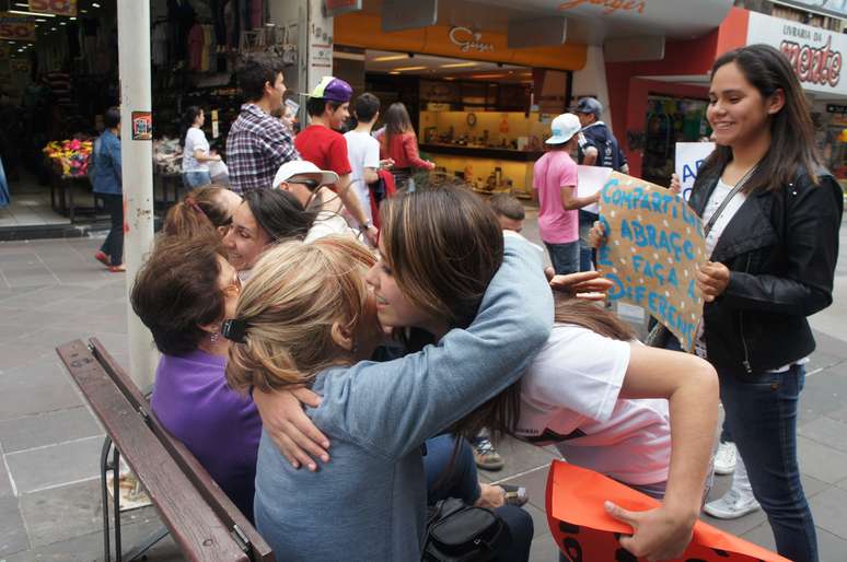 Grupo de adolescentes distribuiu abraços pelo centro de Santa Maria em homenagem às vítimas da Boate Kiss