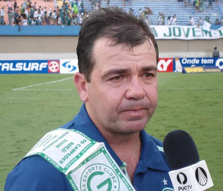 Emocionado, treinador comemora t&iacute;tulo com o Goi&aacute;s
