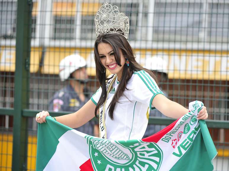 <p>Palmeirense de coração e Miss São Paulo World 2013, Victoria Elisa desfilou no Estádio do Pacaembu neste sábado e se juntou à torcida alviverde, mas o time de Gilson Kleina decepcionou diante do América-RN</p>
