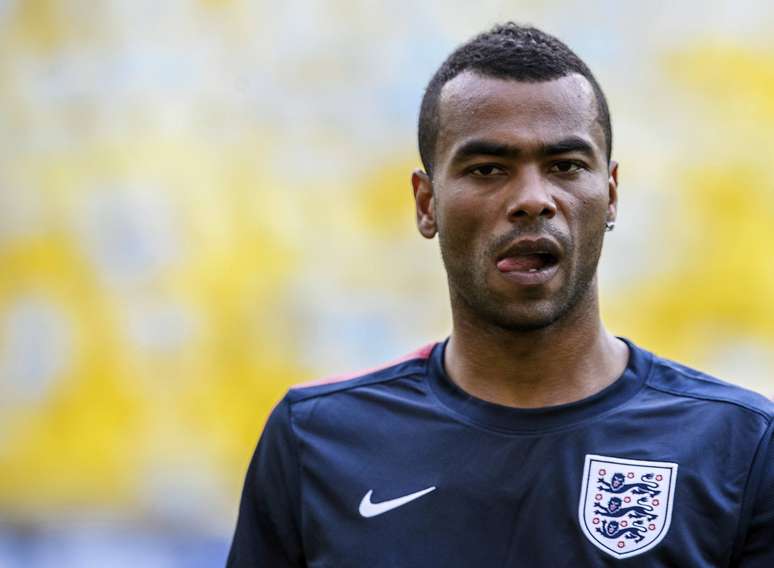 <p>Ashley Cole se despede da sele&ccedil;&atilde;o inglesa ap&oacute;s 107 partidas e tr&ecirc;s Copas do Mundo</p>