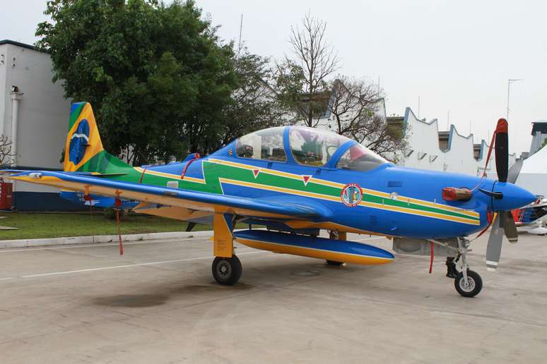 O Tucano T-27, exposto no evento, é um avião turbohélice de treinamento e ataque leve, desenvolvido e fabricado pela empresa brasileira Embraer