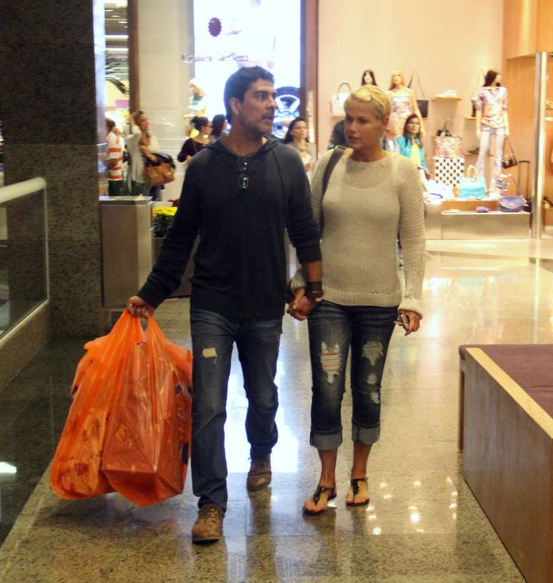 Xuxa e seu namorado, o ator Junno Andrade, fizeram compras em um shopping na Barra da Tijuca, no Rio de Janeiro