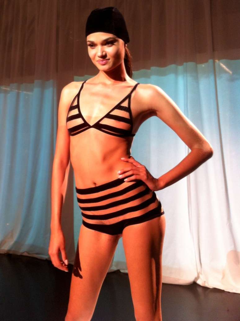 <p>A estilista brasileira Adriana Degreas apresentou na noite de sábado (28), em Paris, sua coleção de beachwear para o verão 2014</p>