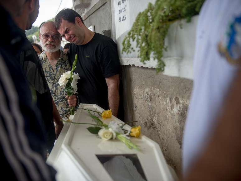 Corpo de menina de 9 anos morta perto de UPP da Rocinha, no Rio de Janeiro, foi enterrado nesta segunda-feira