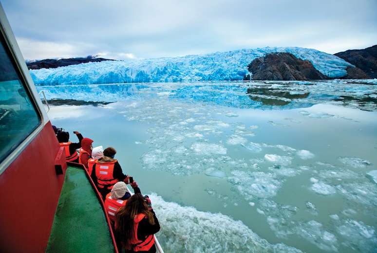 <p>Visitantes no catamarã que navega rumo à base do Glaciar Grey</p>