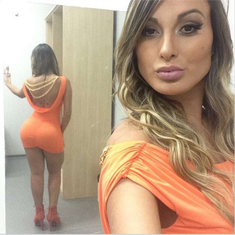 Com vestido justo que privilegia seu quadril avantajado, a vice-Miss Bumbum desejou boa tarde a seus seguidores no Instagram