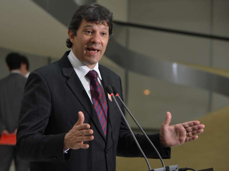 O prefeito de São Paulo, Fernando Haddad, fala com jornalistas após encontro com a presidenta Dilma Rousseff, no Palácio do Planalto