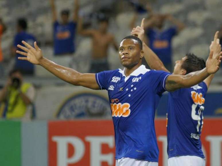 19 de setembro: J&uacute;lio Baptista comemora um de seus dois gols na vit&oacute;ria por 3 a 0 do Cruzeiro sobre o vice-l&iacute;der Botafogo, no jogo que colocou o time mineiro com sete pontos de vantagem no topo do Campeonato Brasileiro