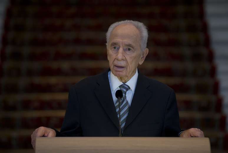 Shimon Peres emite pronunciamento durante visita à Corte Internacional de Justiça, em Haia