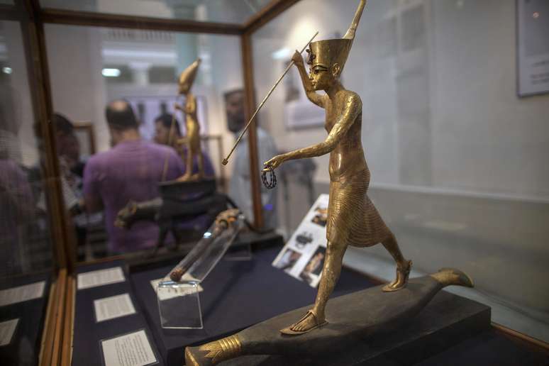 Estátua representa o faraó Tutankhamon a bordo de um barco, pescando no Nilo