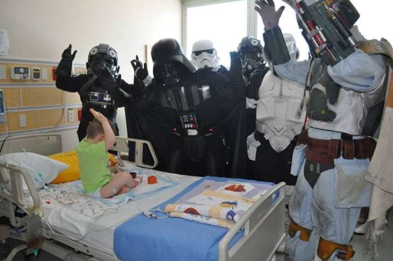 <p>Darth Vader e o exército de clones divertem crianças em hospital de Santa Maria, no Rio Grande do Sul</p>