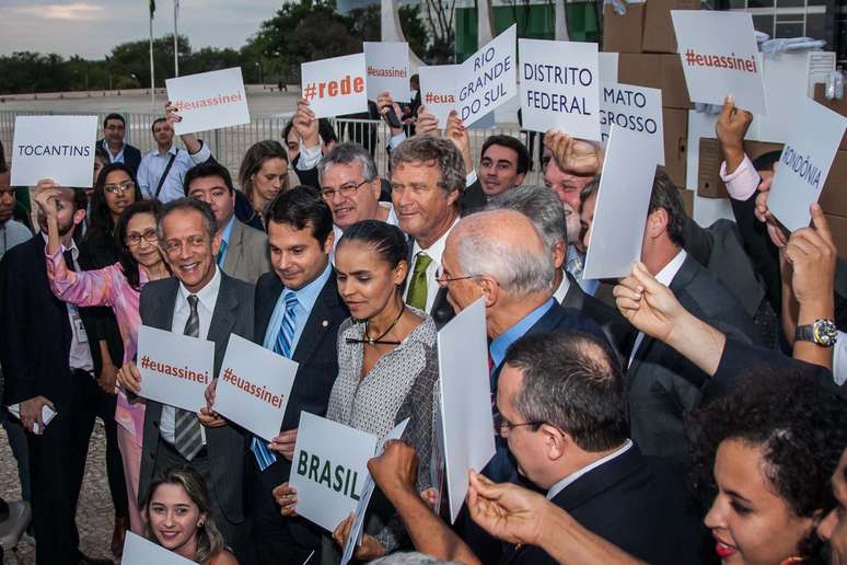 Marina recebe apoios à Rede em Brasília, como do senador Eduardo Suplicy (PT-SP)