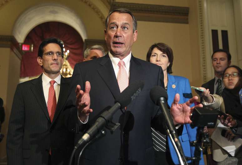 Presidente da Câmara, John Andrew Boehner conversa com jornalistas após rejeição da proposta de orçamento