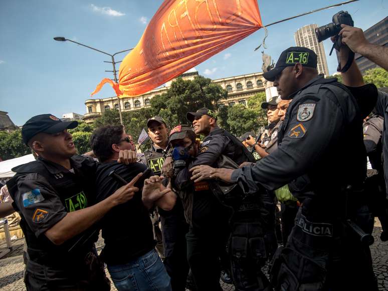 <p>Confrontos entre policiais e manifestantes foram registrados no dia 1º de outubro no Rio</p>