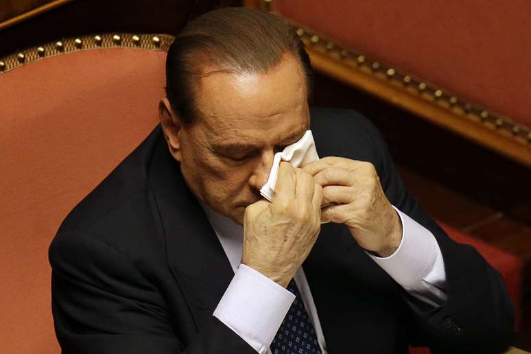 Berlusconi enxuga suor do rosto durante a sessão parlamentar