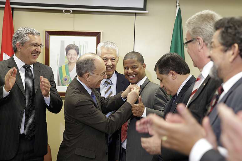 <p>O ex-jogador de futebol deixou o PSB e assinou sua filiação no gabinete do líder do governo na Câmara, deputado Arlindo Chinaglia (PT-SP)</p><p> </p>