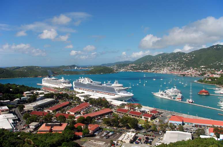 A capital de Saint Thomas, Charlotte Amalie, é um destino conhecido internacionalmente pelos amantes de joias. A grande maioria das lojas da cidade fica no entorno do porto, para atrair os passageiros dos cruzeiros que param o tempo todo na ilha