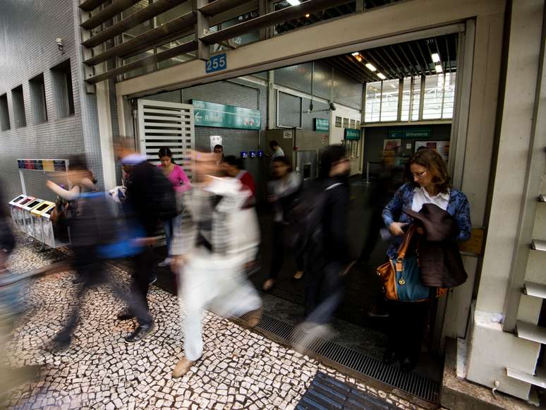 <p>Passageiros deixando a estação Hebraica-Rebouças, na Linha 9-Esmeralda da CPTM</p>