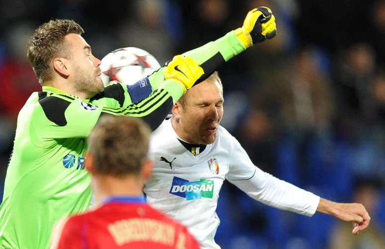 <p>No fim do jogo, Akinfeev tamb&eacute;m falhou; Viktoria Plzen aproveitou e diminuiu o preju&iacute;zo</p>