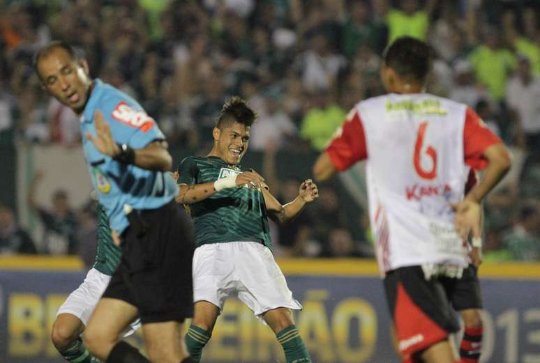 <p>Leandro tabelou com Valdivia e driblou dois antes de fazer o gol que decidiu o jogo para o Palmeiras</p>