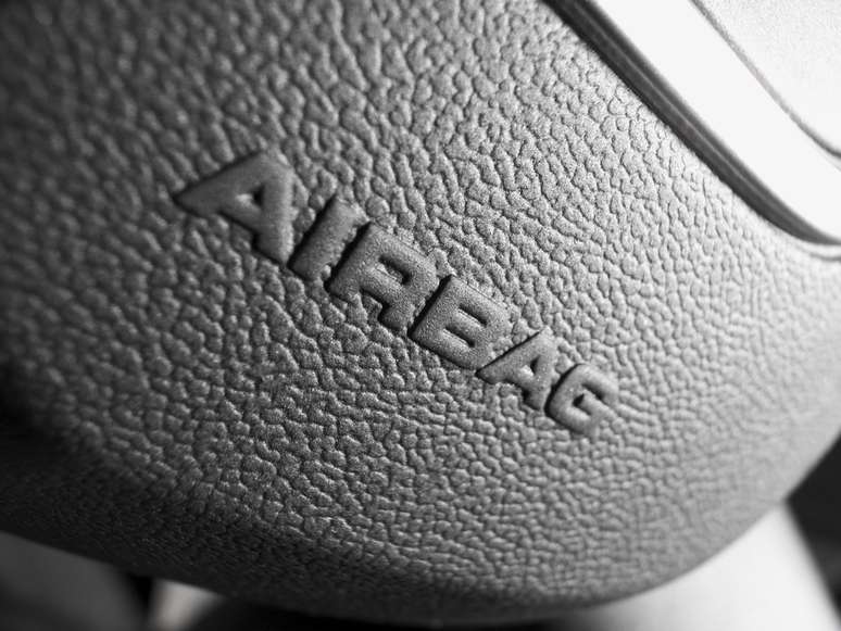 <p>Cerca de 2,6 milhões de veículos foram alvo de recalls no Japão até o momento por conta dos infladores de airbags da Takata</p>