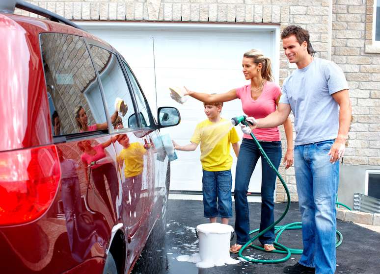 Lavar o carro no sol pode causar manchas na pintura