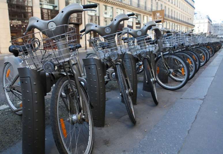Para usar o sistema de aluguel de bicicletas de Paris, o Vélib, é preciso cadastrar-se com cartão de crédito e fazer uma carteirinha. A primeira meia hora é grátis, e as bicicletas podem ser devolvidas em qualquer estação
