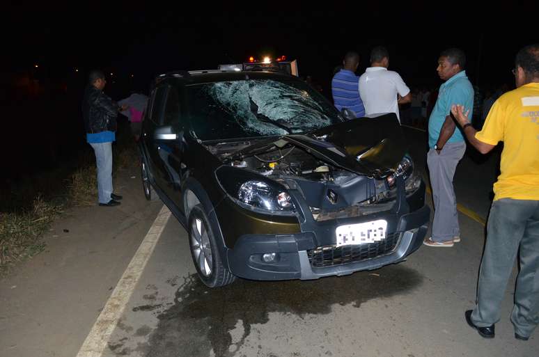 <p>Motorista que atropelou vítima fugiu do local, abandonando os documentos e o veículo</p>