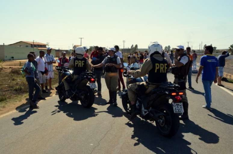 <p>Polícia Rodoviária Federal acompanha manifestação que bloqueou trecho da BR-415 em Vitória da Conquista</p>