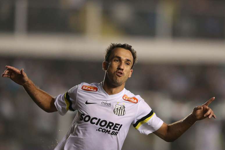 <p>Thiago Ribeiro marcou o segundo gol santista, após jogada na direita de Cicinho; Santos construiu triunfo com um jogador a menos</p>