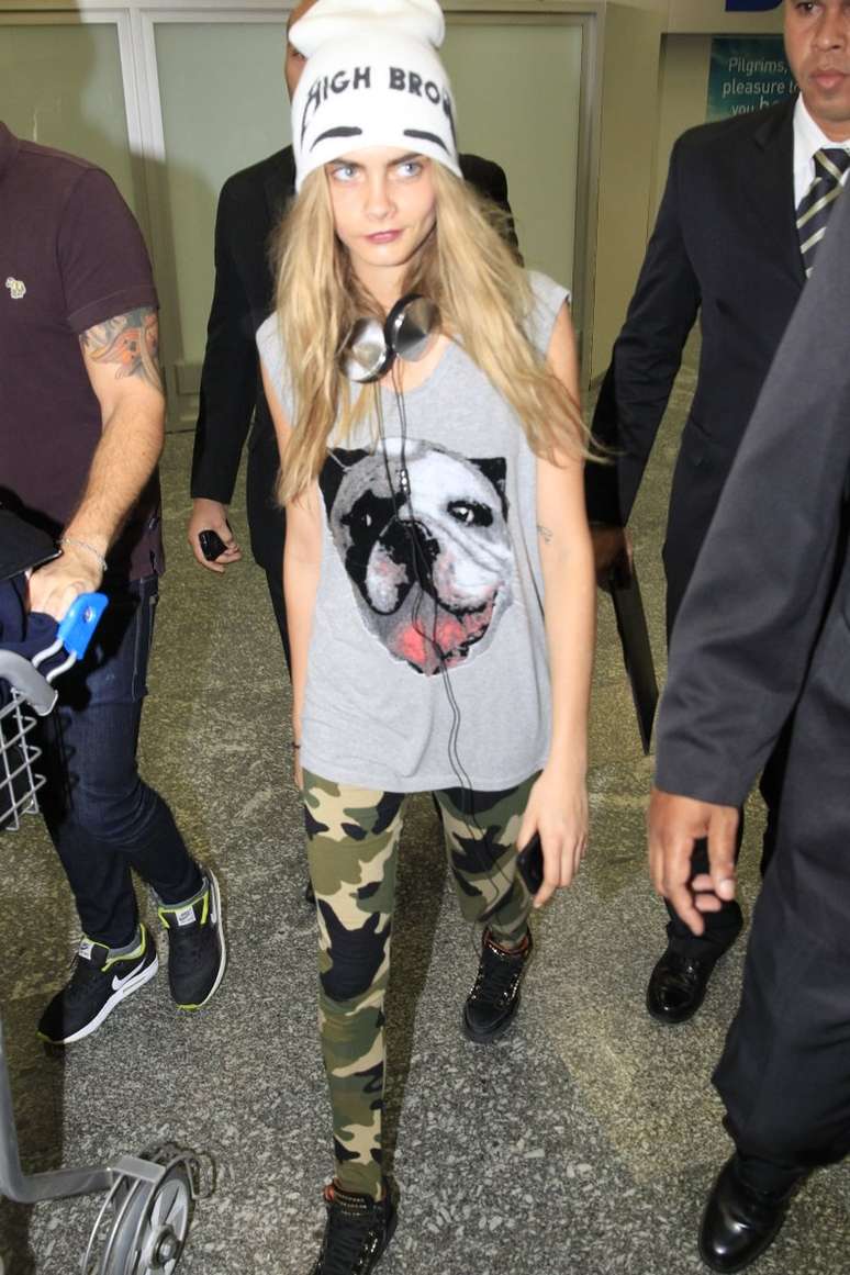 <p>Cara Delevingne chegou ao Rio de Janeiro na noite de quarta-feira (02) para lançar a campanha de verão da Bo.Bô</p>