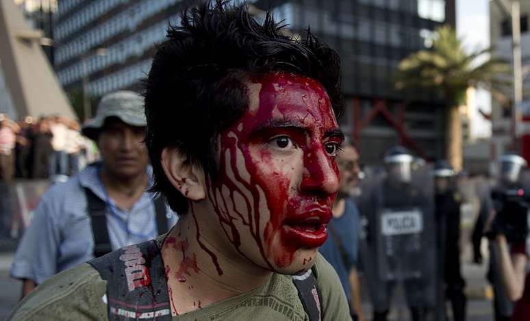 Estudantes e polícia entraram em confronto no México durante uma manifestação em memória do 45º aniversário de um massacre de alunos durante protesto contra o governo. Em 1968, soldados promoveram o massacre 10 dias antes do início das celebrações das Olimpíadas na Cidade do México. Os estudantes marcharam no dia 2 de outubro para lembrar o Massacre de Tlatelolco e foram reprimidos pelas autoridades